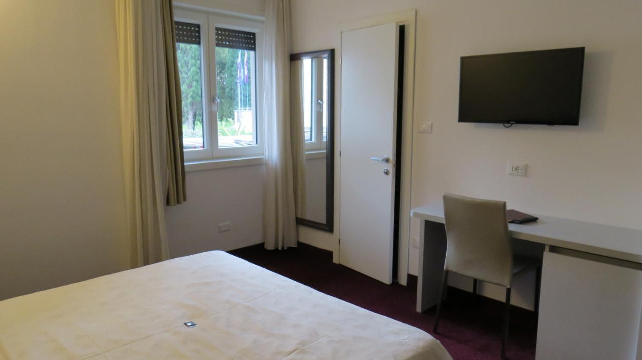 Hotel Villa Claudia Torbole Sul Garda Esterno foto