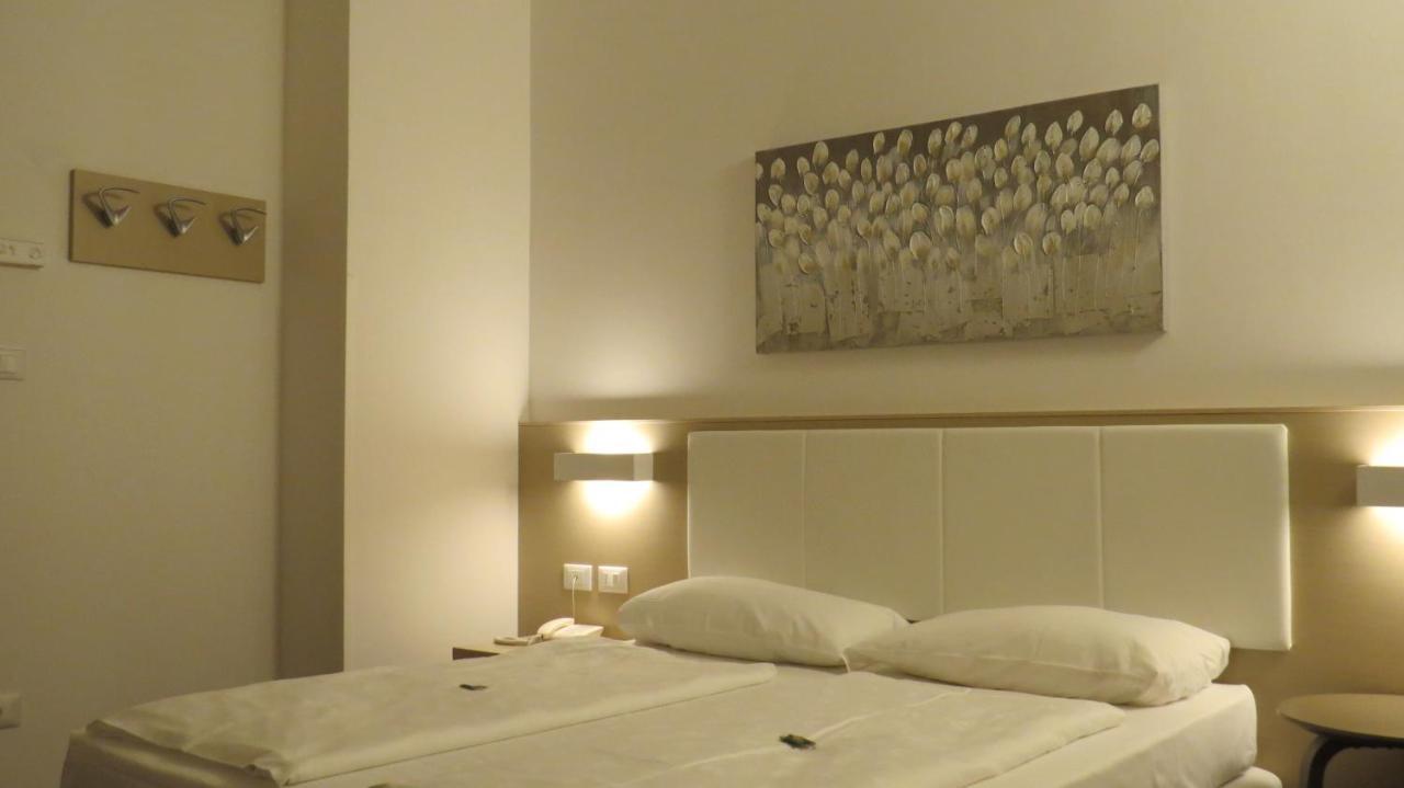 Hotel Villa Claudia Torbole Sul Garda Esterno foto