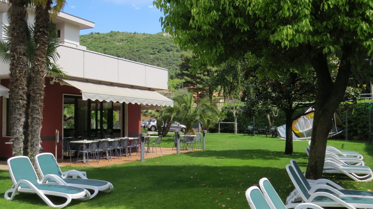 Hotel Villa Claudia Torbole Sul Garda Esterno foto